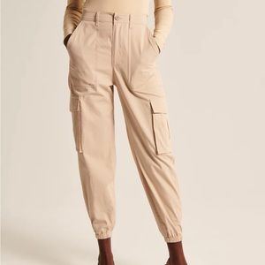 Abercrombie & Fitch cargo joggers size small light khaki amazing condition!